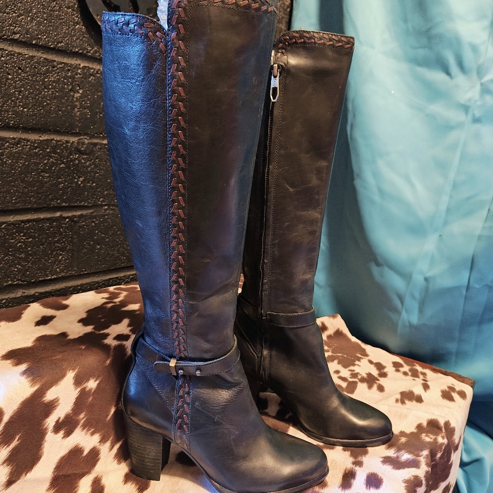 Like New UGG Women's Claudine Black Leather Boot